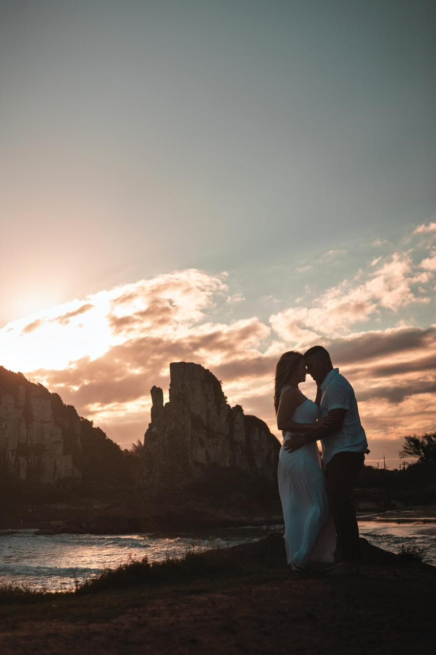 Álvaro e Daniele no pôr do sol na praia