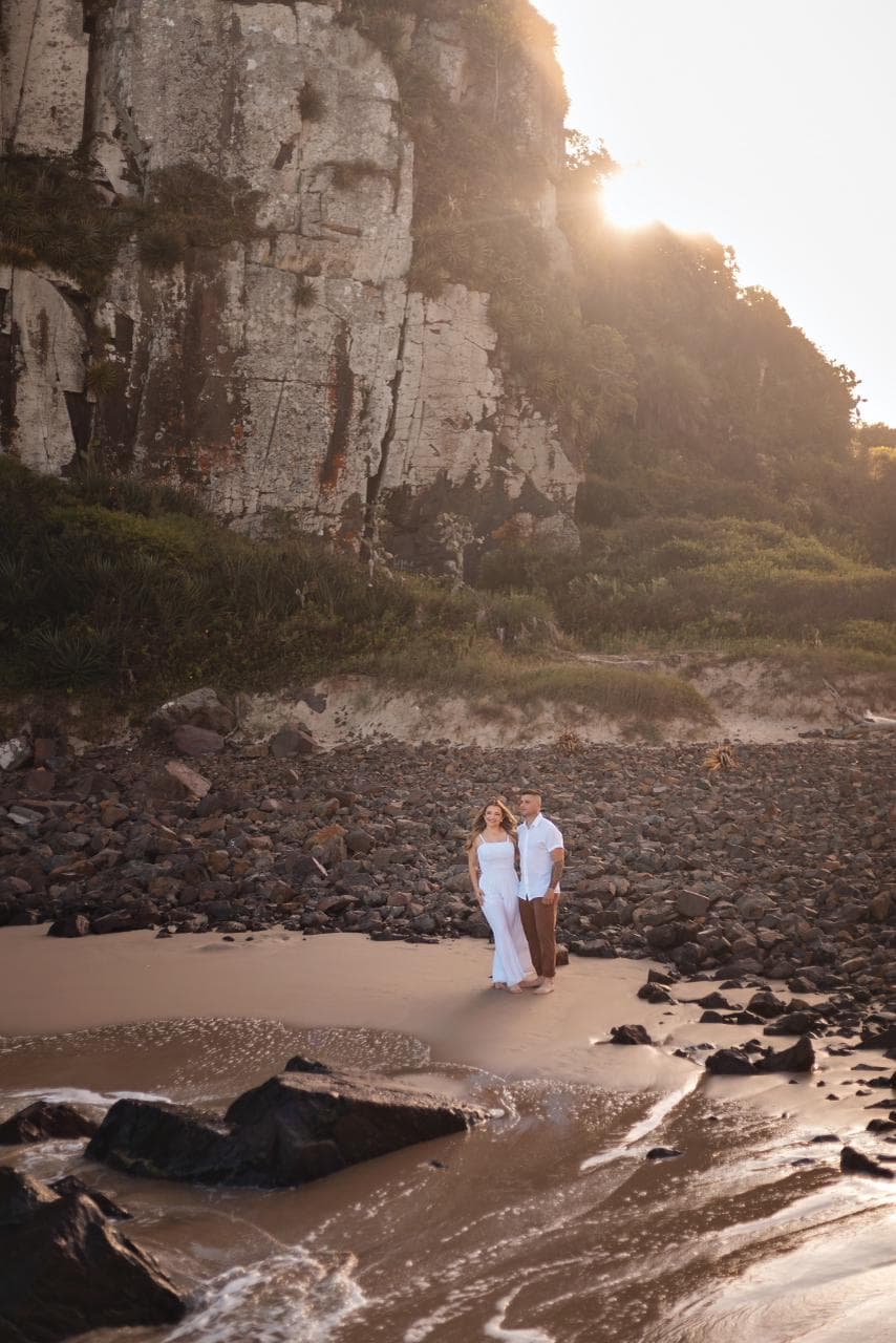 Álvaro e Daniele caminhando na areia